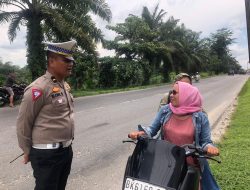 Sat Lantas Polres Batu Bara Polda Sumatera Utara Tindak Tegas Bagi Yang Mengendarai Sepeda Motor Wajib Helem Dan Perlengkapan Dokumentasi SIM dan STNK.
