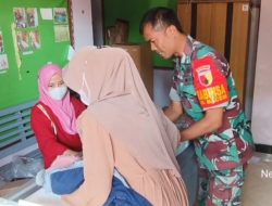 Peduli Kesehatan Anak, Babinsa Koramil Ponggok Dampingi Kegiatan Posyandu Balita.