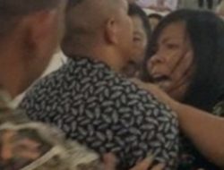Seorang wanita melemparkan sandal ke Presiden Jokowi yang sedang berkunjung ke Gedung Serbaguna, Kota Medan,
