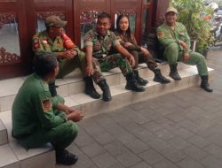 Wujud Nyata, Babinsa Kratonan Dekat Bersama Dengan Linmas Maupun Dengan Masyarakat.