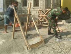 Wujud Manunggal Dengan Rakyat, Babinsa Koramil Wlingi Bantu Bangun Rumah Warga Binaannya.