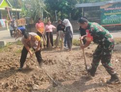Bersama Pemuda, Babinsa Bantu Pembuatan Lapangan Bola Voli.