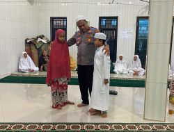 Wakapolres Tanjung Balai Apresiasi dan Berikan Tali Asih Kepada Anak Ikut Sholat Subuh Berjamah.