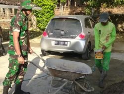 Angkat Budaya Gotong Royong Babinsa Bantu Bangun Rumah Mahdi