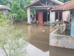 Masyarakat Desa Kwala Sikasim Kecamatan Sei Balai Kab.Batu Bara Sudah 4 Hari Rumah nya di Landa Banjir.