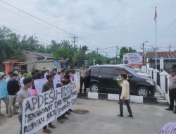 APDESU INDONESIA Unjuk Rasa Minta Kajari Proses Kadis Perikanan & Peternakan.