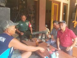Ingin Selalu Dekat dengan Warga, Babinsa Aktif Komsos dengan Warga.