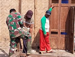 Ringankan Kesulitan Warga Binaan, Babinsa Ikut Gotong Royong Bongkar Rumah.