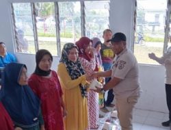 Pemkab Labuhanbatu Serahkan 1.201 Paket Sembako Kepada Korban Banjir Di Kecamatan Bilah Hilir,