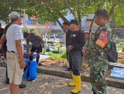 Budayakan Gotong Royong Babinsa Sertu Abdul Aziz Kerja Bakti Bersihkan Makam.