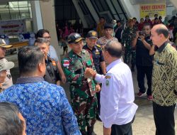 Dansatgas pamtas RI Malaysia Yon Armed 16 TK Menghadiri Gerakan Pngan Murah di PLBN Entikong
