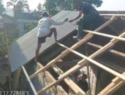 Selalu Hadir Di Tengah Masyarakat, Babinsa Koramil Kesamben Bantu Perbaiki Rumah Warga Binaannya.