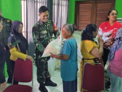 Harga beras Melonjak, Babinsa Kelurahan Tipes dampingi Distribusi Beras dari Bulog.