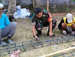 Tanamkan Jiwa Gotong Royong Babinsa Luangkan Waktu Bantu Warga Bangun Rumah.