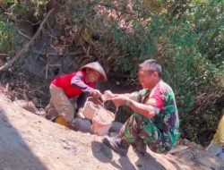Permudah Jalur Perekonomian, Babinsa Ikut Gotong Royong Perbaikan Jalan.