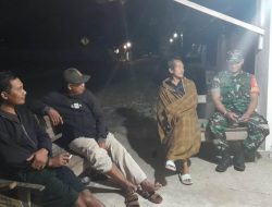Sambangi Pos Kamling, Babinsa Koramil 02 Nguter motivasi warga pentingnya pengamanan lingkungan.