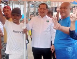 Beri bantuan Payung Para Pedagang Pasar di Luar Gedung , Sang Pejuang Dhuafa Ingat Masa Kecil nya .