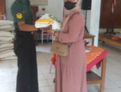 Babinsa Serengan Bantu Pendistribusian Bantuan Beras Kepada Warga Kurang Mampu.