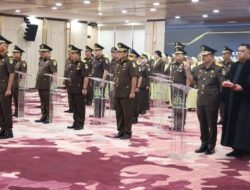 Jakarta – Jaksa Agung ST Burhanuddin melantik, mengambil sumpah, dan menyaksikan serah terima jabatan Pejabat Eselon I dan Eselon II di Kejaksaan Republik Indonesia. 