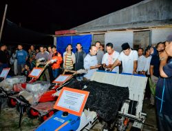 Sapa Desa Titi Merah, Bupati Zahir Berikan Bantuan Alat Pertanian
