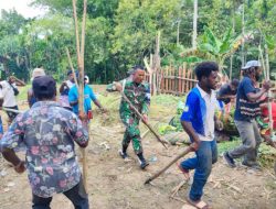 Junjung tinggi Adat Papua, Satgas Yonif 122/TS Bersama Masyarakat Meriahkan Peresmian Gereja dengan Tradisi Bakar Batu