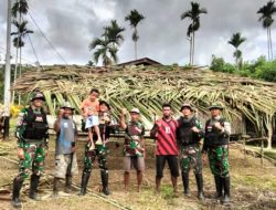Bahu Membahu Bersama Rakyat Menyiapkan Acara Adat di Papua Sebagai Wujud Kemanunggalan TNI-Rakyat Dalam Menciptakan Situasi Aman dan Nyaman