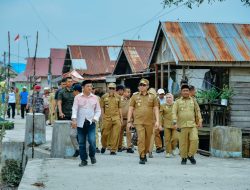Sambangi Desa Bandar Rahmat, Pj. Bupati Nizhamul Prihatin Lihat Kondisi Bangunan Sekolah