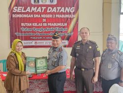 KUNJUNGAN : Siswa SMAN 2 Prabumulih mengunjungi Rutan Kelas IIB dalam rangka pengenalan dan sosialisasi, Selasa
