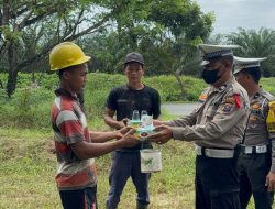 Kasat Lantas Polres Batu Bara AKP Hotlan Wanto Siahaan,SH Giat Jum’at Barokah Beri Makanan Kepada Pengaret Rumput
