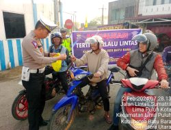 Kasat lantas polres Batu,, sosialisasi Tertib Berlalu Lintas Dengan Cara Membagi kan Gantungan kunci.