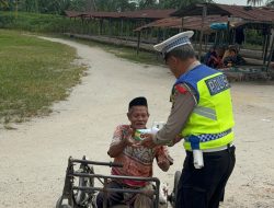 Satlantas Polres Batu AKP.Hotlan Wanto Siahaagian SH, Giat Jum’Berka Kepada Pekerja Pengaret Rumput