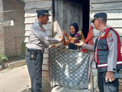Kapolsek Indrapura AKP Jonni H Damanik SH MH “Humanis Membagikan Bansos Sembako ke kaum dhuafa ( lansia)…