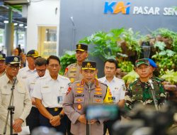 Kapolri Pastikan Pemudik Terlayani dengan Baik Saat Tinjau Stasiun Pasar Senen.