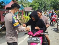 Tim Dokkes Polda Sulut Bagikan Masker di Lokasi Pengungsian Warga Terdampak Erupsi Gunung Ruang..