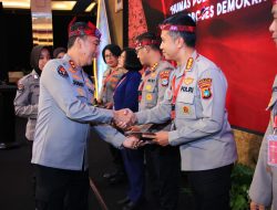 Kadiv Humas Polri Beri Penghargaan ke 7 Anggota dengan Nilai Sertifikasi Kompetensi Terbaik