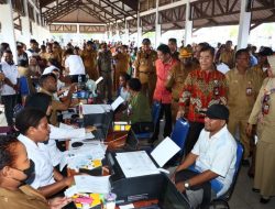 Dukcapil Kabupaten Sorong Bagikan 1.878 Dokumen Kependudukan kepada Warga