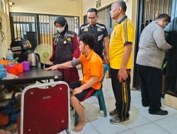 Pastikan Kondisi Tahanan Sehat Sat Tahti Bersama Sie Dokkes Polres Batu Bara Rutin Cek Kesehatan Tahanan.