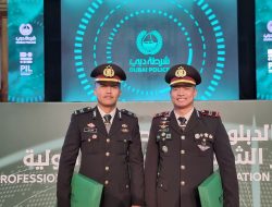 Kapolri Beri Dua Anggotanya Pin Emas Atas Prestasi Saat Pendidikan di UEA.