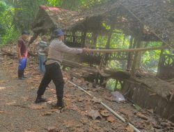 Umas Polresta Cilacap Dan Polsek Majang Gusur Warung Bakso Yang Dijadikan Tempat Mesum.Dan Tempat Segala Jenis Kejahatan.