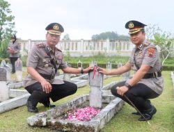 Sambut HUT Bhayangkara ke 78, Polresta Cilacap Ziarah dan Tabur Bunga.