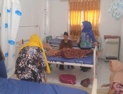 Kepala Puskesmas Sei berombang Bersama Staf Giat Kamis Kebersihan.  Labuhan Batu : Kamis 27 Juni 2024.