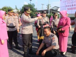 Kapolres Batu Bara Pimpin Upacara Kenaikan Pangkat 16 Anggotanya.