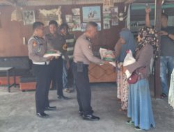 Giat Humanis Personil Polsek Indrapura membagi Bansos kepada Kaum Duafa (lansia) berupa Sembako.