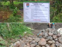 Material Proyek Pembangunan Jalan Usaha Tani Desa Bolang Diduga Ambil di Lokasi.