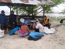 Cooling System Personel Polres lndrapura Memberikan Sosialisasi Pemilu Tahun 2024 Bersama Nelayan.