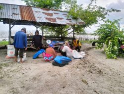Cooling System Personel Polres lndrapura Memberikan Sosialisasi Pemilu Tahun 2024 Bersama Nelayan.