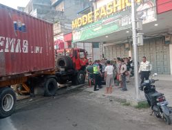 Tabrak Beruntun Satu Mobar Truk Kontainer Dengan Mini Bus Calya..