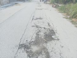 Masyarakat Desa Guntung Ribut Seketika Jalan Hancur di Akibatkan Dom Truk Membawa Matrial Bangunan Jalan di Kelurahan Bagan Aria.