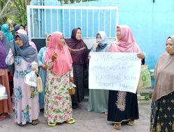 Murka!!! Emak-emak Perwiritan geruduk wisma bahagia diduga sarang esek-esek.Minta Polres Batu Bara Segera di Tutup Dan di Cabut Izin Nya.