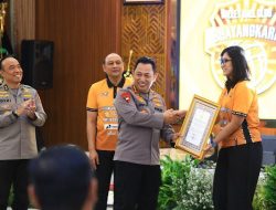 Penghargaan Kapolri untuk Jakarta Bhayangkara Presisi dan Popsivo Polwan atas prestasi di Proliga 2024.